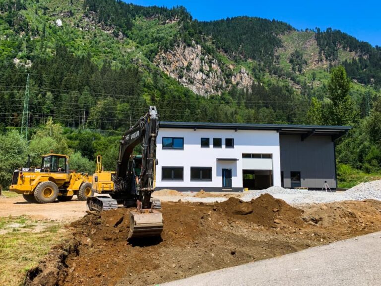 Die Baustelle und die Eröffnungsfeier unserer KFZ-Meisterwerkstatt in Döbriach.