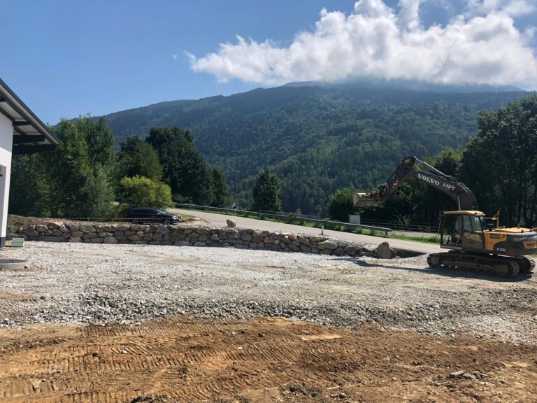 Die Baustelle und die Eröffnungsfeier unserer KFZ-Meisterwerkstatt in Döbriach.