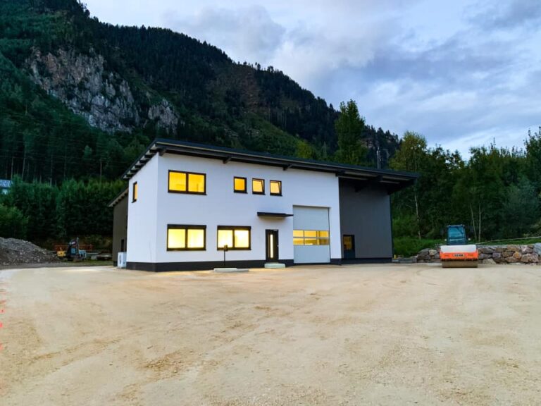 Die Baustelle und die Eröffnungsfeier unserer KFZ-Meisterwerkstatt in Döbriach.