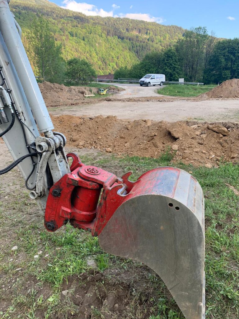 Die Baustelle und die Eröffnungsfeier unserer KFZ-Meisterwerkstatt in Döbriach.