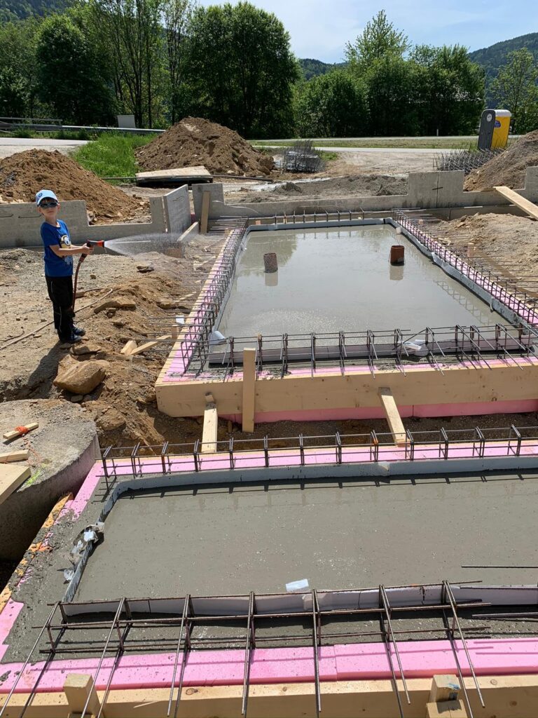 Die Baustelle und die Eröffnungsfeier unserer KFZ-Meisterwerkstatt in Döbriach.