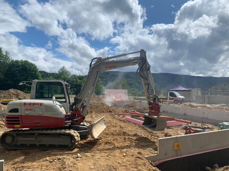 Die Baustelle und die Eröffnungsfeier unserer KFZ-Meisterwerkstatt in Döbriach.