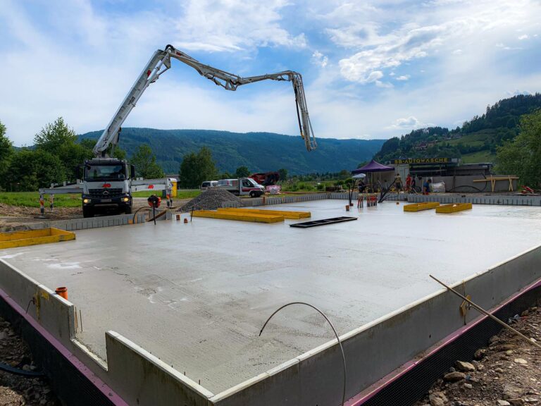 Die Baustelle und die Eröffnungsfeier unserer KFZ-Meisterwerkstatt in Döbriach.