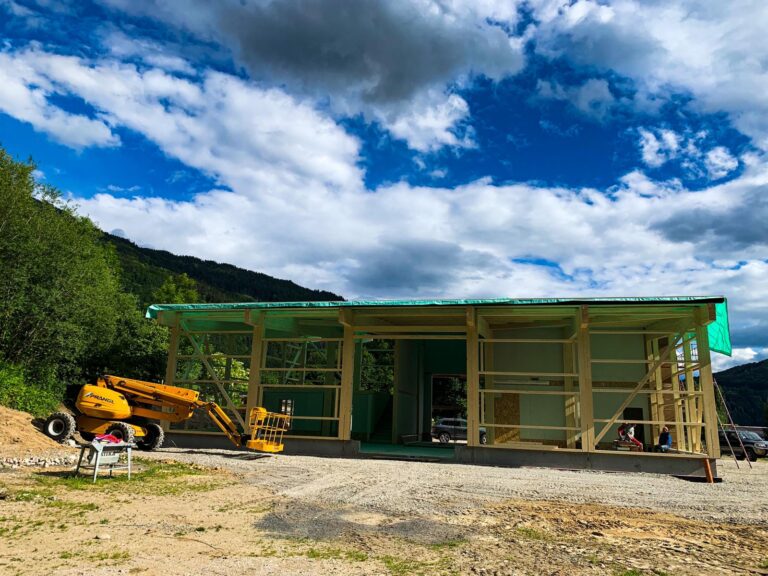 Die Baustelle und die Eröffnungsfeier unserer KFZ-Meisterwerkstatt in Döbriach.