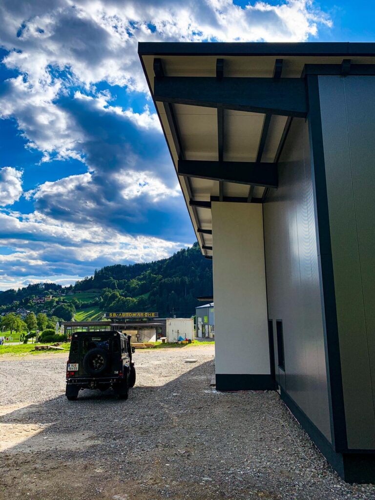 Die Baustelle und die Eröffnungsfeier unserer KFZ-Meisterwerkstatt in Döbriach.