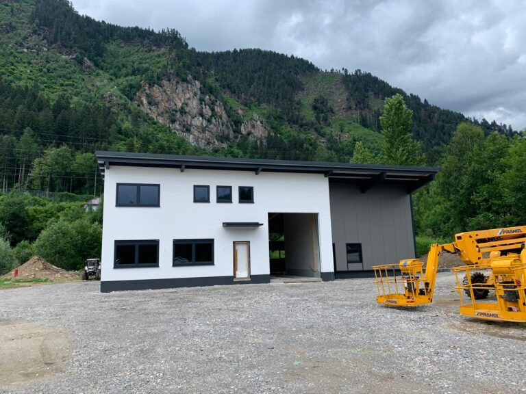 Die Baustelle und die Eröffnungsfeier unserer KFZ-Meisterwerkstatt in Döbriach.