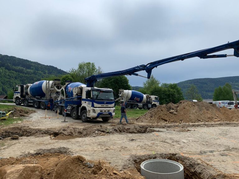 Die Baustelle und die Eröffnungsfeier unserer KFZ-Meisterwerkstatt in Döbriach.