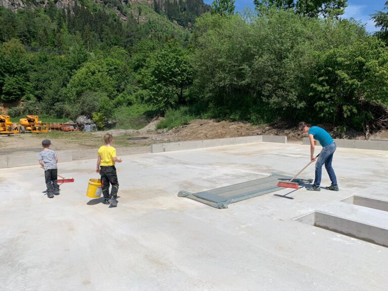 Die Baustelle und die Eröffnungsfeier unserer KFZ-Meisterwerkstatt in Döbriach.